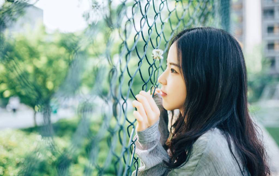 无论你怎么与他人控制距离，你依然会失去控制，因为这个世界上总有人能让你乖乖交心和伤心——韩寒《告白和告别》